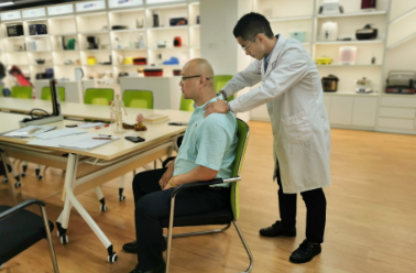 炎炎夏日送清凉，鹤礼关爱沁人心