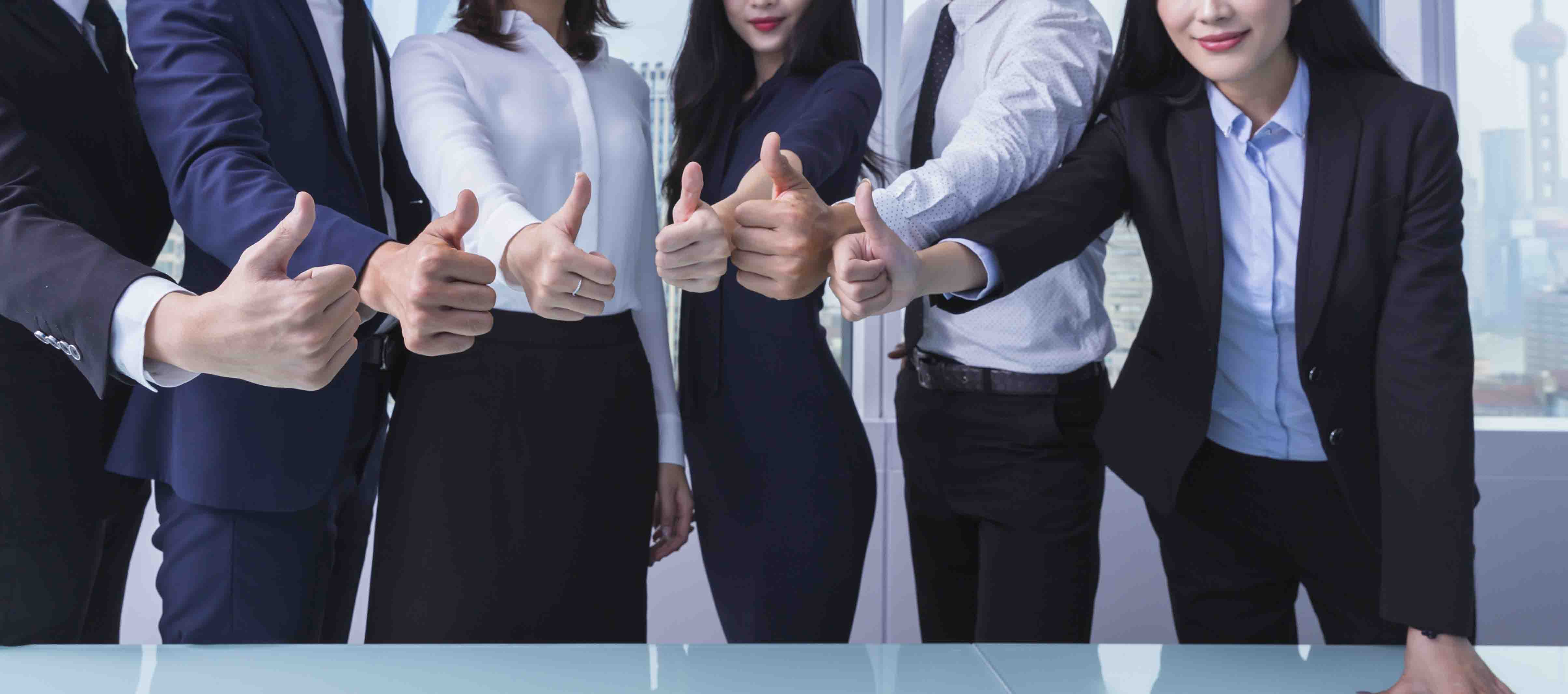 摄图网_500704897_商务团队举大拇指特写（企业商用）.jpg