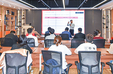 誉“鹤”登峰 全“礼”以赴——2月营销表彰大会