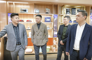 春风三月 向“锋”而行——“学习雷锋月”强调优质服务 雷锋精神伴鹤行