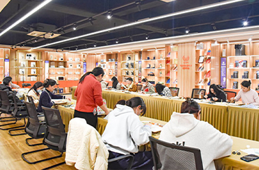 巧手慧心“包”创意 春风和煦暖她心——“三八”国际妇女节员工关怀活动